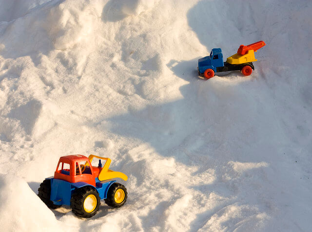 Spielzeugautos im Schnee